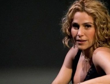 Καυτή και ανεπιτήδευτη καλοκαιρινή εμφάνιση της Τζένης Μπότση (φωτό)